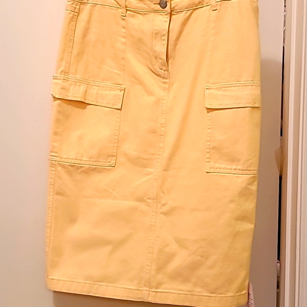 Women's midi length denim skirt size 14, new, w/tag 2 pockets, back split.
